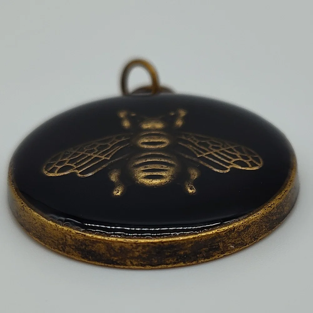 GUCCI Black Enamel Bee Medallion Pendant Gold-Tone Made in Italy Michele Era - Picture 5 of 6